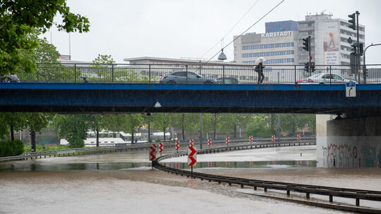 Straßensperrungen nach schweren Regenfällen