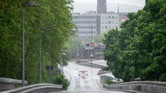 Straßensperrungen nach schweren Regenfällen