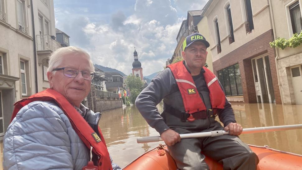 Dominik Fritzen von der Zeller Feuerwehr kontrolliert vom Boot aus die Lage in der Altstadt. Mit an Bord ist Stadtbürgermeister Döpgen.