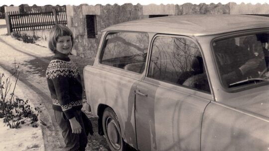 Ein Foto aus dem Winter des Jahres 1978: Grit Palme steht vor dem Familien-Trabi in ihrer Heimat Gernrode.