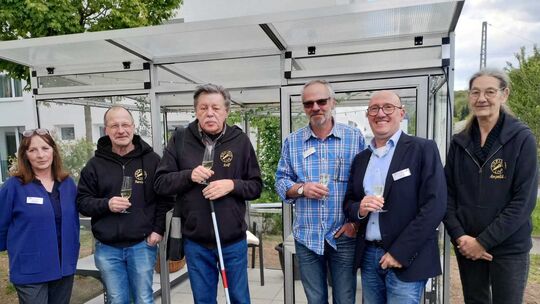 bild-8ubergabe-glashais-kleine-perle