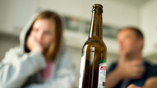 Tausende Kinder leben in Familien mit alkoholkranken Eltern
