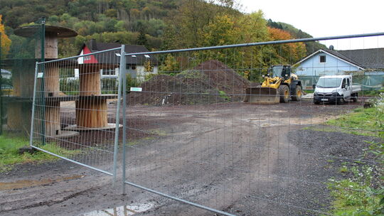 Auf dem früheren Tennisgelände direkt gegenüber der Kita Mutter Rosa in Waldbreitbach soll der Kitaneubau für 90 Kinder entstehe img_8870