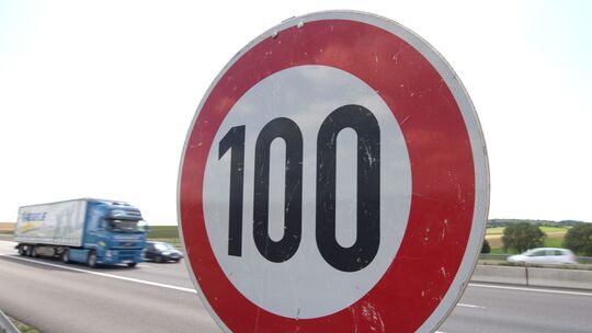 Tempo-100-Schild