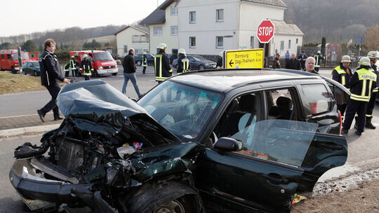 Drei Menschen wurden bei diesem Verkehrsunfall schwer verletzt. Drei Menschen wurden bei diesem Verkehrsunfall schwer verletzt.