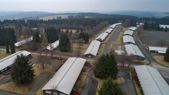 Im Streit um die Nutzung des historischen Lagers auf dem Ex-Truppenübungsplatz Stegskopf im Westerwald (Luftaufnahme mit einer D Ex-Truppenübungsplatz Stegskopf