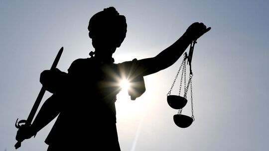 Justicia im Gegenlicht