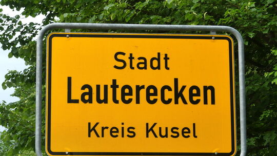 xxxxx meis-wahl-lau-schild-an-der-b-schulzentrum-kx LAUTERECKEN