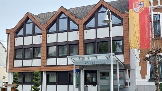 In der VG Rengsdorf-Waldbreitbach, hier das Rathaus in Rengsdorf, bleibt die CDU im VG-Rat die stärkste Kraft, gefolgt von der F