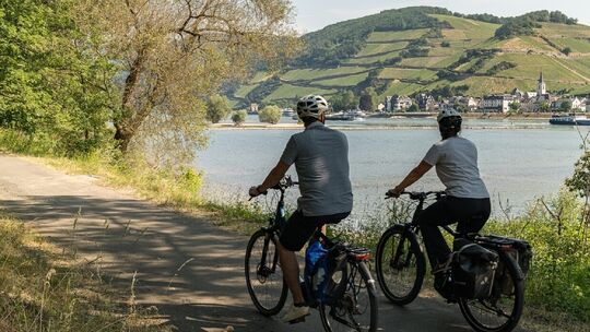 radfahrer-auf-dem-rheinradweg-bei-trechtingshausen_maximilian-semsch-romantischer-rhein-tourimus-gmbh-cc-by-sa-40