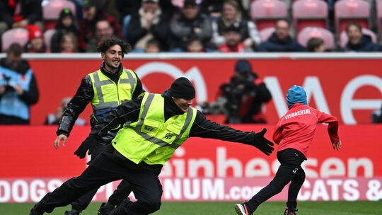 Fußball 1. Bundesliga 26. Spieltag 1. FSV Mainz 05 - VfL Bochum am 16.03.2024 in der Mewa Arena in Mainz Ein junger Flit