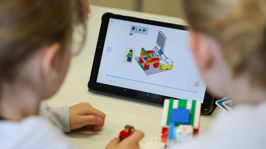 Grundschulkinder und Robotik
