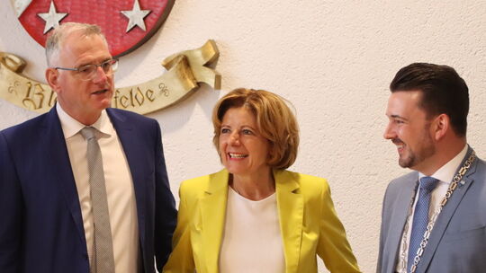 Malu Dreyer trägt sich ins Goldene Buch der Stadt Bad Ems ein