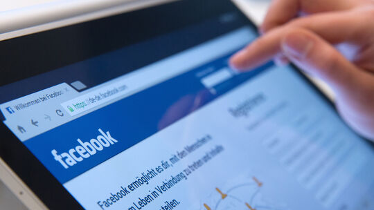 Bewerber mit attraktivem Facebook-Foto werden eher eingeladen