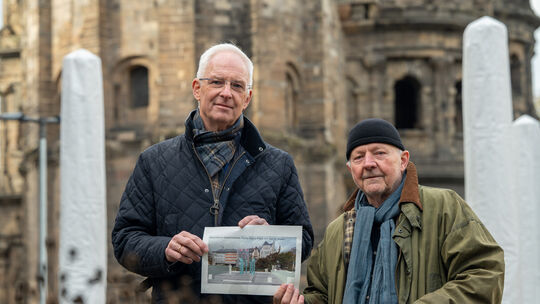 So sollen die Stelen aussehen: Der Trierer Künstler Clas Steinmann (rechts ) und Oberbürgermeister Wolfram Leibe stehen mit eine Vorstellung Gedenkort Amokfahrt Trier