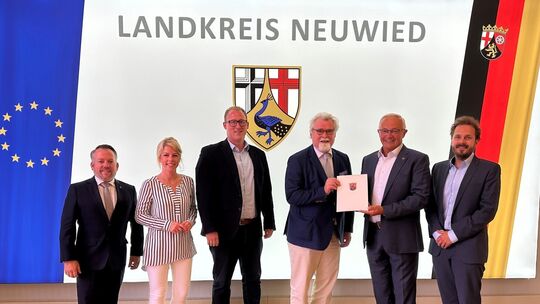 pressefoto_justizminister-herbert-mertin-ubergibt-bescheid-zur-kommunalentschuldung-an-den-landkreis-neuwied