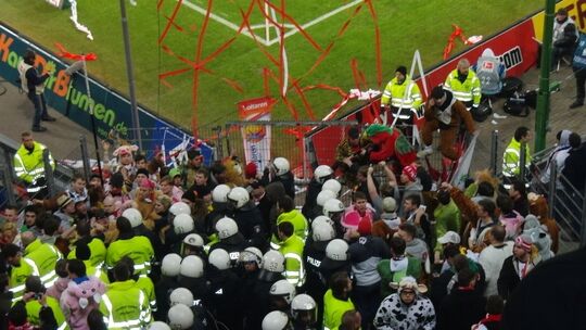 Mainzer Fans im Gästeblock des HSV am Fastnachtssonntag