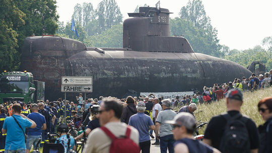 Ausgemustertes U-Boot auf dem Weg ins Technik Museum Speyer