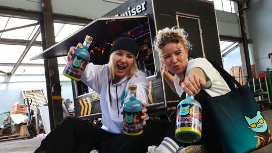 Lara (links) und Marie Baum aus Bad Kreuznach mit ihrem eigenen Likör Hanguwe