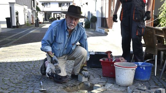 Gunter Demnig verlegt die nächsten Stolpersteine. Diesmal in der Bad Hönninger Bischof-Stradmann-Straße.