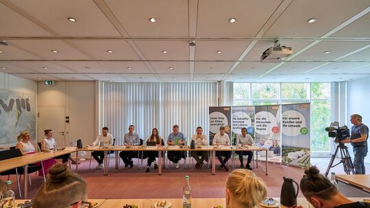 Die neuen Vorstände der EVM, Mithun Basu (rechts) und Christoph Hesse (zweiter von rechts) stellten mit ihrem Team Vorhaben rund evm-Pressekonferenz