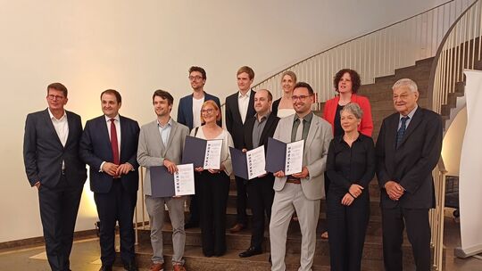 Gruppenbild mit Preisträgern, Laudator Nathanael Liminski (2. von links) sowie Vertretern von Jury und Stiftung: Im Römer wurde 20240627_200039