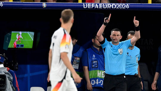 29.06.2024, xjrdrx, Fussball EM 2024 1/8 Finale, Deutschland - Dänemark emspor, v.l. VAR Video Assistant Referee Stuart