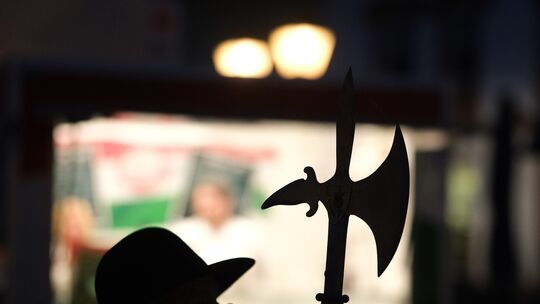Ein Nachtwächter steht mit seiner Hellebarde auf dem Markt. Vom 19. bis zum 21.05.2023 findet dort das 38. Europäische Nachtwäch Treffen der Nachtwächter in Zwönitz