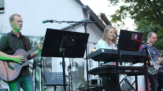 Die Band "Roxy" machte nach dem Fußballfrust gute Laune. Bild: Walden hutkonzertmitfuball