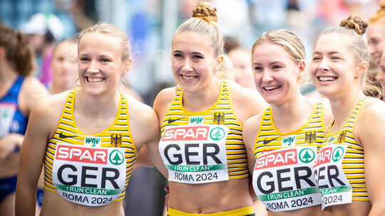Leichtathletik-Europameisterschaften; Rom, 11.06.2024 Die 4x100m-Staffel für Deutschland mit (von links) Nele JAWORSKI (