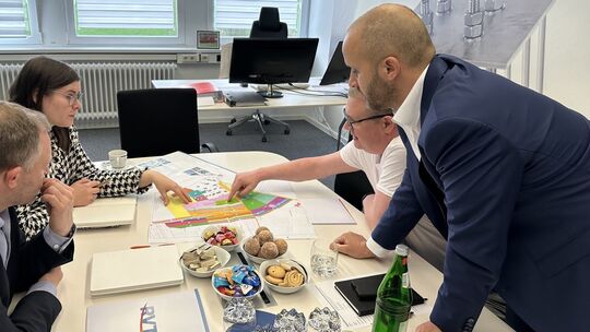 Neuwieds Oberbürgermeister Jan Einig zu Besuch beim Unternehmen RVT