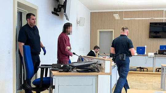 Prozessauftakt am Landgericht Koblenz: Der Angeklagte wird in den Saal geführt. img_4678_pixel