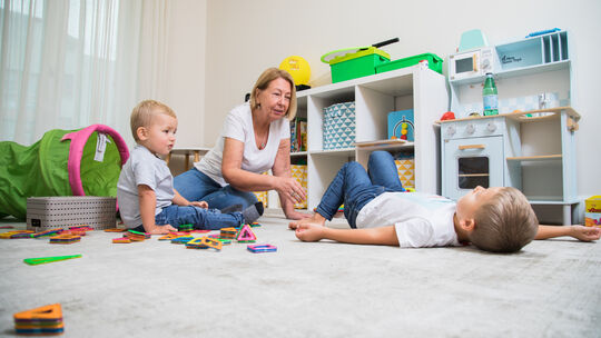 Eine Frau spielt mit Kindern