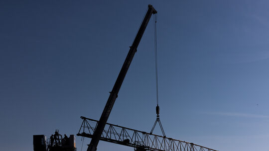 Baukran wird abgebaut