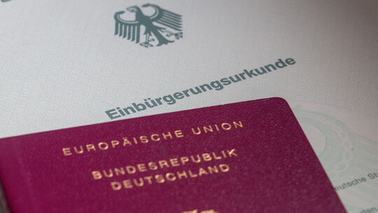 Einbürgerungsurkunde und Reisepass