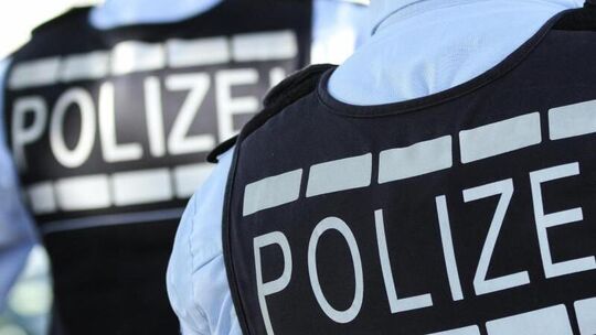 In Polizei-Westen gekleidete Polizisten