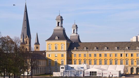Die Ersatzmensa des Studierendenwerks im Hofgarten der Universität aus der Luft