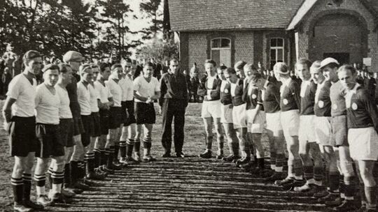 Ein Fußballspiel zwischen 1922 und 1951 auf dem allerersten Sportplatz in Hachenburg an der heutigen Graf-Heinrich-Straße - 1