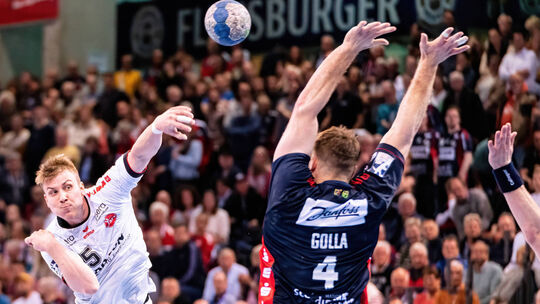 Wurf Jan Waldgenbach (MT Melsungen, 25) SG Flensburg-Handewitt vs. MT Melsungen, Handball, Bundesliga, Spieltag 28, Sais