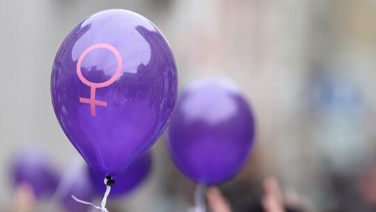 Lila Luftballons mit Frauensymbol