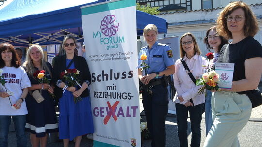 Am Boemundring kamen die Mitglieder des Mayener Forum gegen Gewalt mit den Bürgern ins Gespräch. foto_mayener_forum_gegen_gewalt_informierte_in_mayen_nachbericht_07-2024