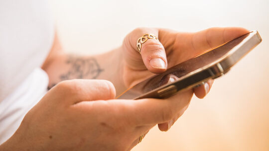 Frau mit Smartphone