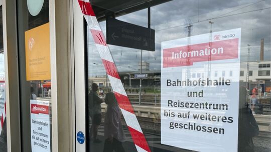 Kurzfristig geschlossen: Die Deutsche Bahn hat am Freitag ihr Bahnhofsgebäude in Neuwied gesperrt. img_4197