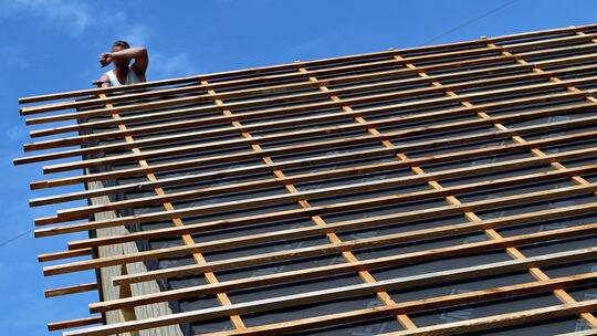 Dachdecker schwitzt in der Sonne