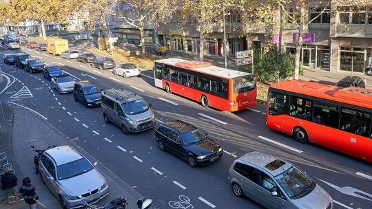 Autos und Busse fahren durch Koblenz
