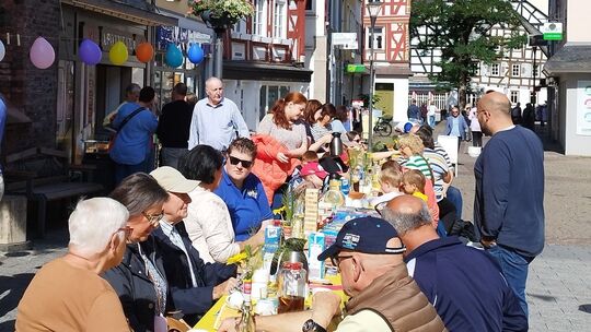 2024-08-14_der-langste-tisch-von-montabaur-ladt-wieder-zum-verweilen-ein