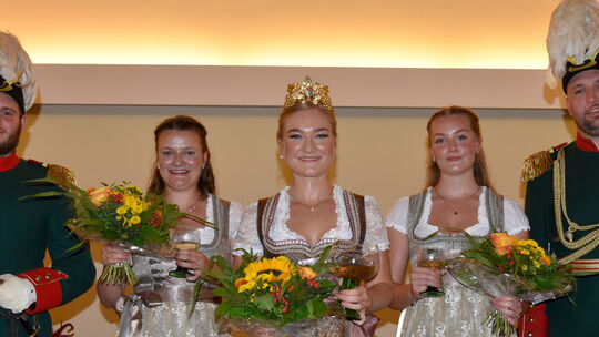 Die neuen Majestäten, Weinprinzessin Marie Thelen (2. v. l.), Weinkönigin Lara Bender (3. v. l.) und Weinprinzessin Toni Bender
