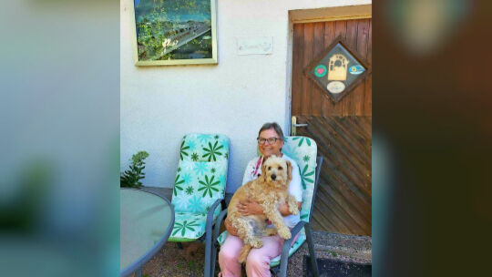 Erika Sorm mit ihrem Hund Queeni auf der Terrasse zu Hause im badischen Rheinau.