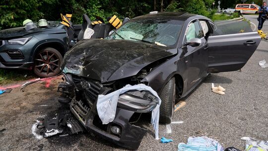 Autorennen mit Kindern an Bord? Sieben Verletzte nach Unfall