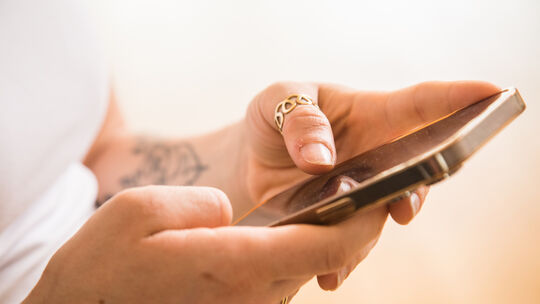 Frau mit Smartphone